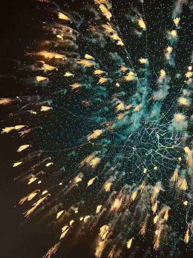 15,947_Drones!_Shenzhen_drone_show_breaks_Guinness_World_Record_again,_staging_fireworks_with_tech_magic